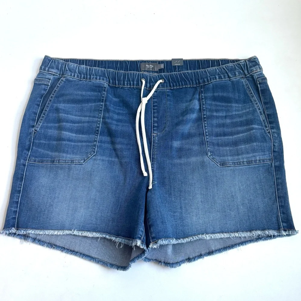 Torrid Mid-Rise Pull-On Jeans Shorts Raw Hem in Rum Coke Blue Wash Size 3X